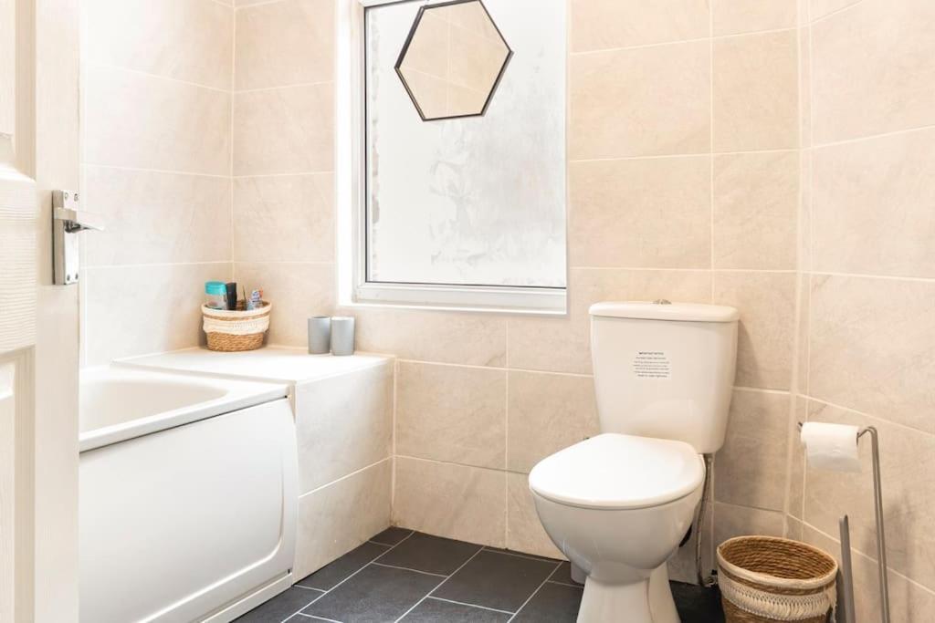 3-Bedroom Home In Liverpool L15 With Free Parking Exterior photo