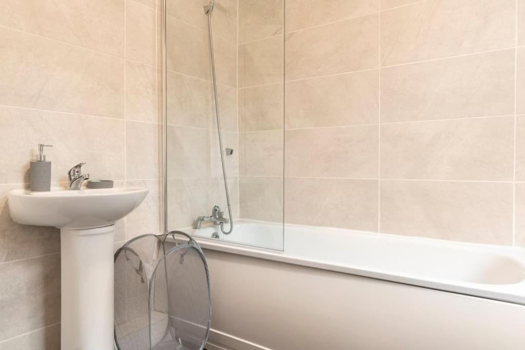 3-Bedroom Home In Liverpool L15 With Free Parking Exterior photo